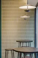 레트로 감성 펜던트가 빛나는 오피스 라운지 공간